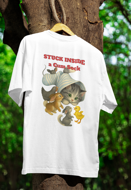 „Stuck Inside a Sock“ T-Shirt – Surrealer Retro-Katzen-Humor mit Animal Wholesome Twist