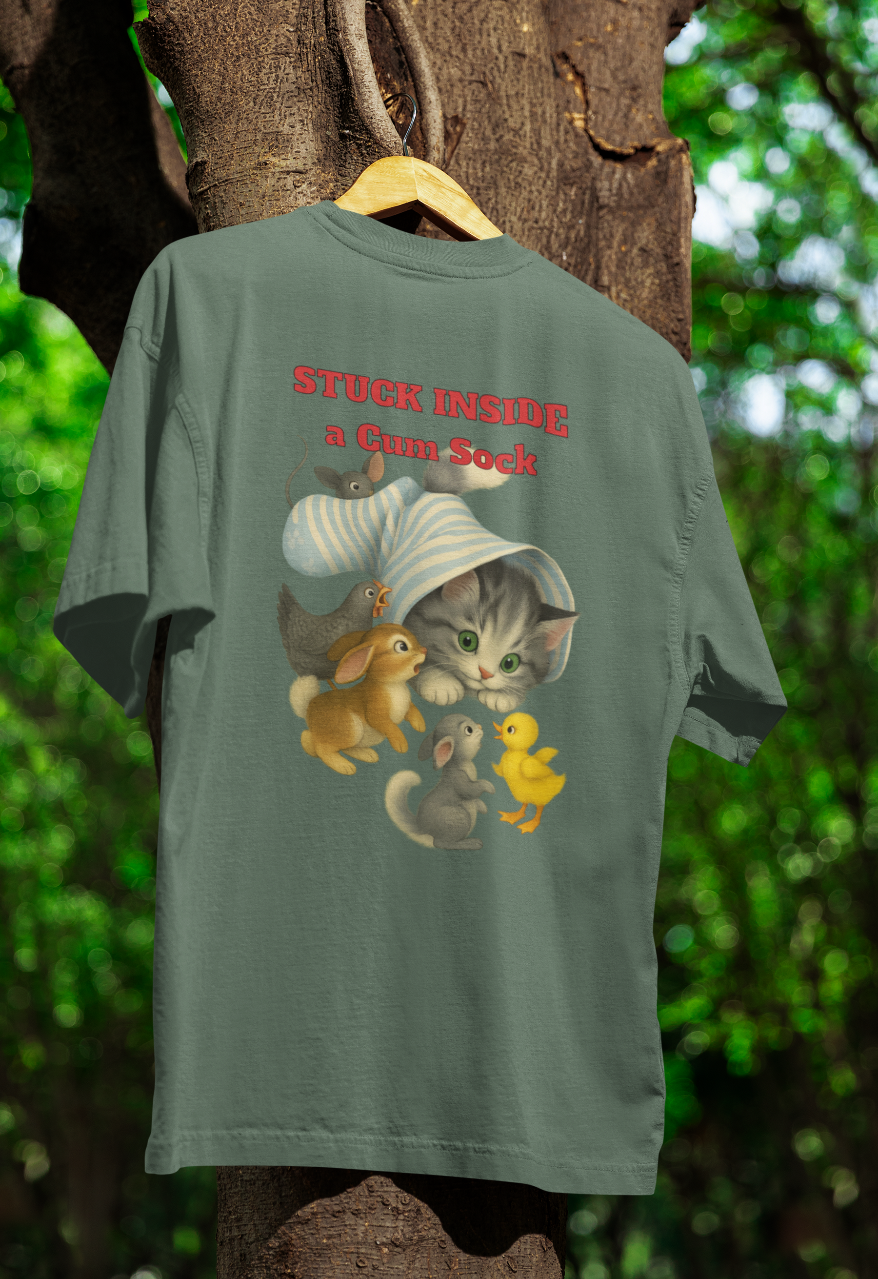 „Stuck Inside a Sock“ T-Shirt – Surrealer Retro-Katzen-Humor mit Animal Wholesome Twist
