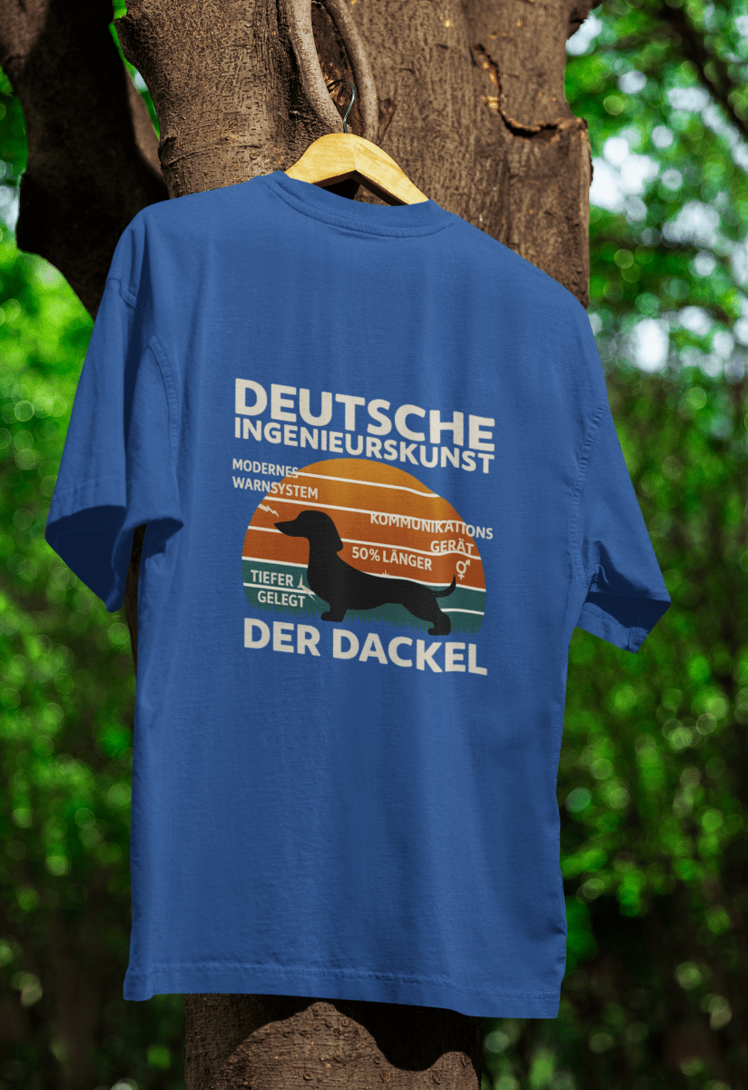 Blaues T-Shirt mit Schriftzug Deutsche-Ingenieurskunst Der-Dackel im Retro-Poster-Stil mit Dackel-Silhouette fuer Ingenieure und Hundeliebhaber.