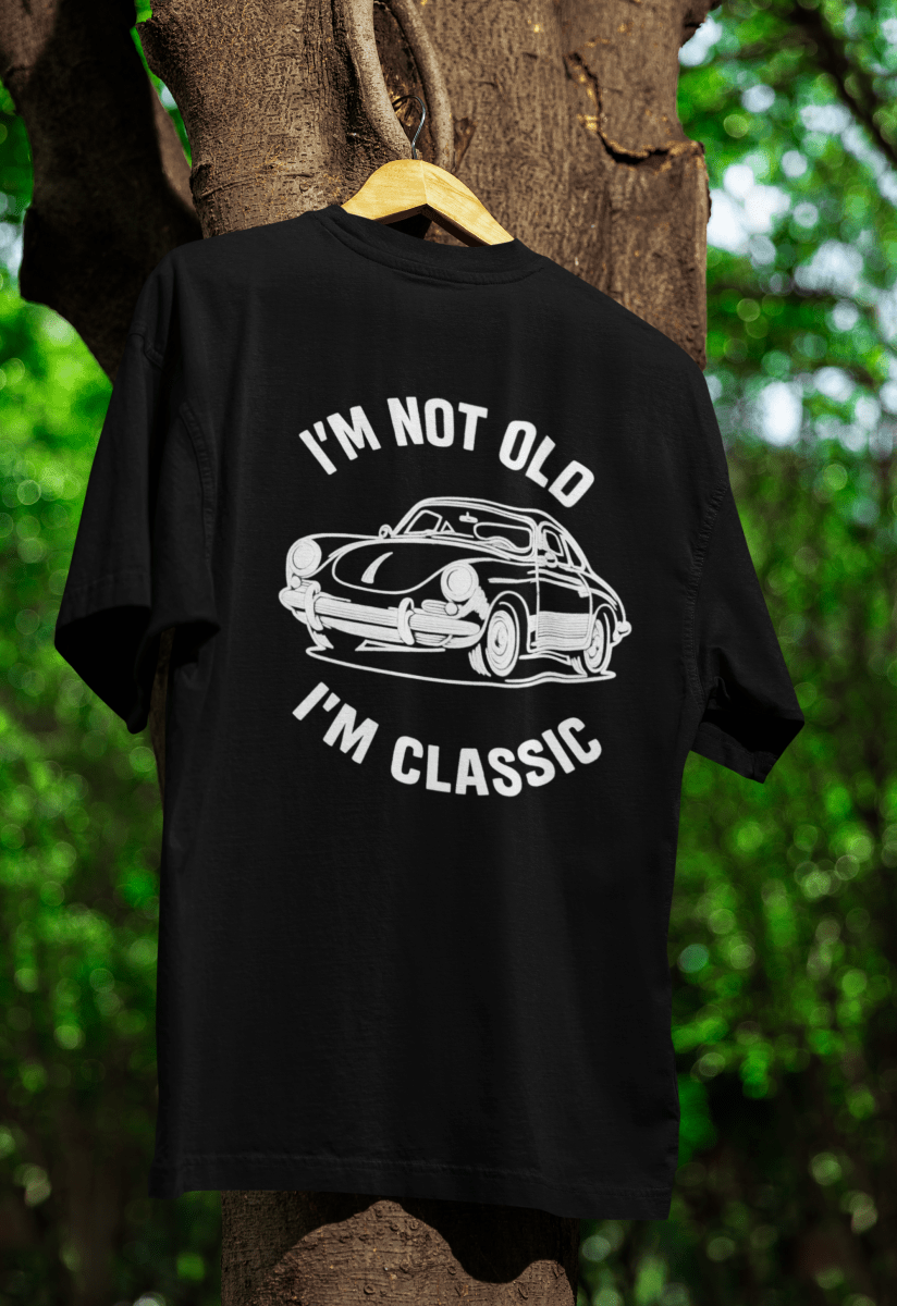 Schwarzes T-Shirt mit Vintage-Automotiv eines klassischen Porsche und Schriftzug I'm Not Old I'm Classic im Retro-Design von True Insights.