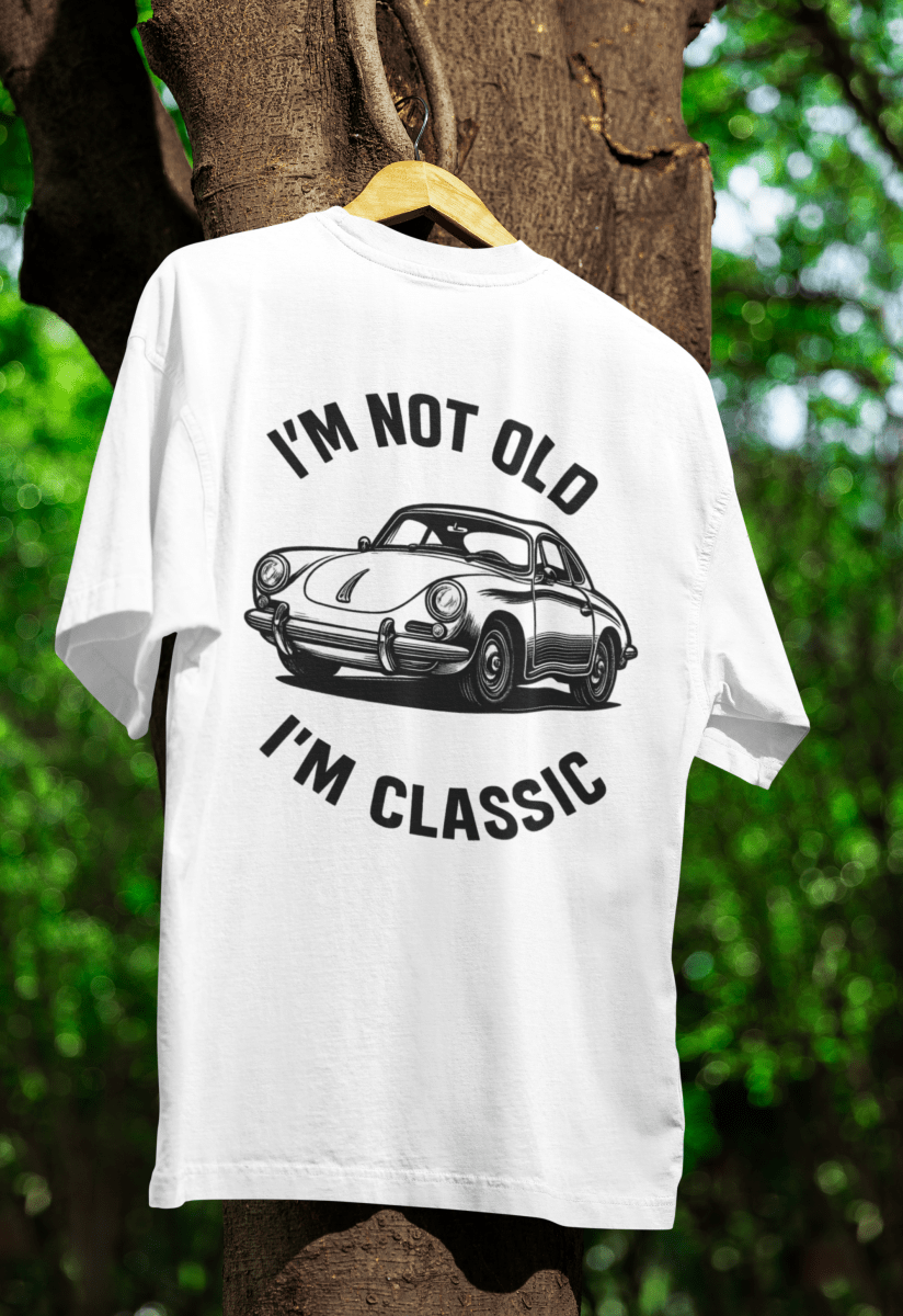 Weißes T-Shirt mit Vintage-Porsche und Text I'm Not Old I'm Classic in Retro-Design-Stil von True Insights.