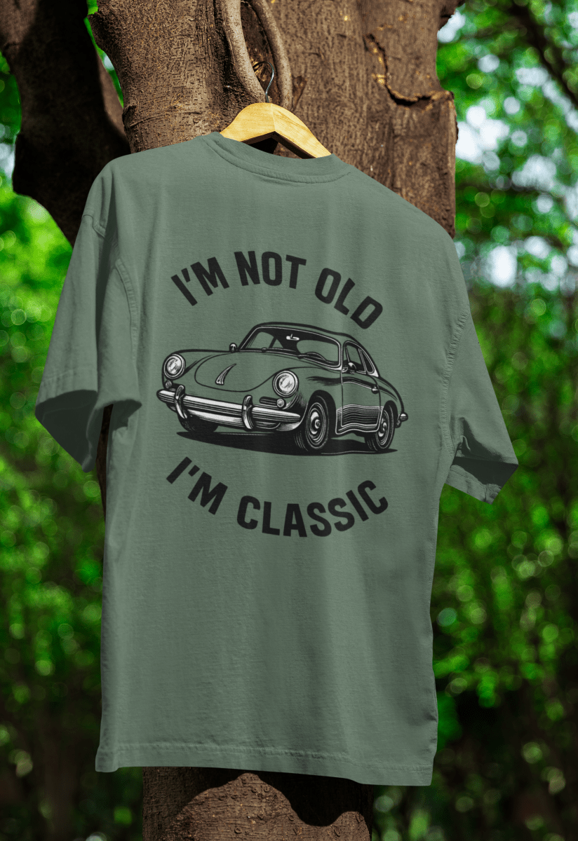 Salbeigrünes T-Shirt mit Vintage-Porsche und Text I'm Not Old I'm Classic im Retro-Automobil-Design von True Insights.