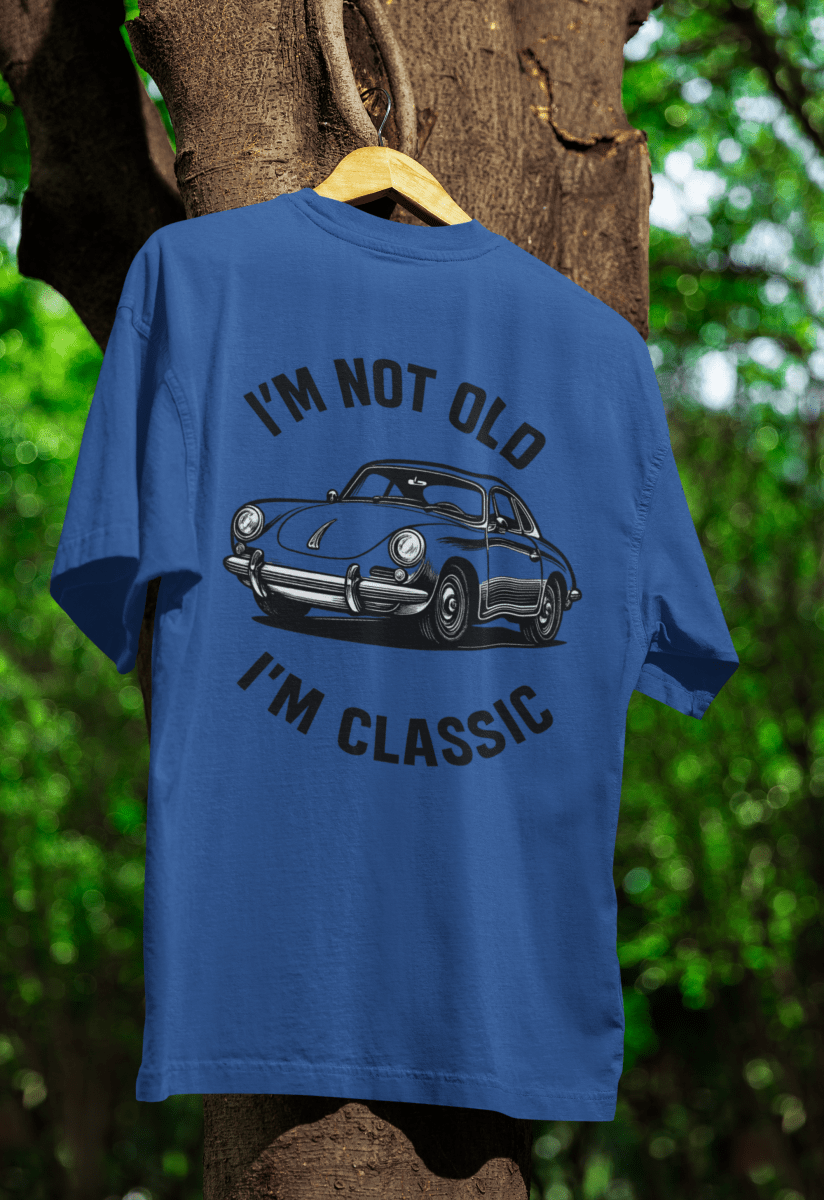 Blaues T-Shirt mit Vintage-Design eines klassischen Porsche-Sportwagens und humorvollem Spruch I'm Not Old I'm Classic von True Insights.