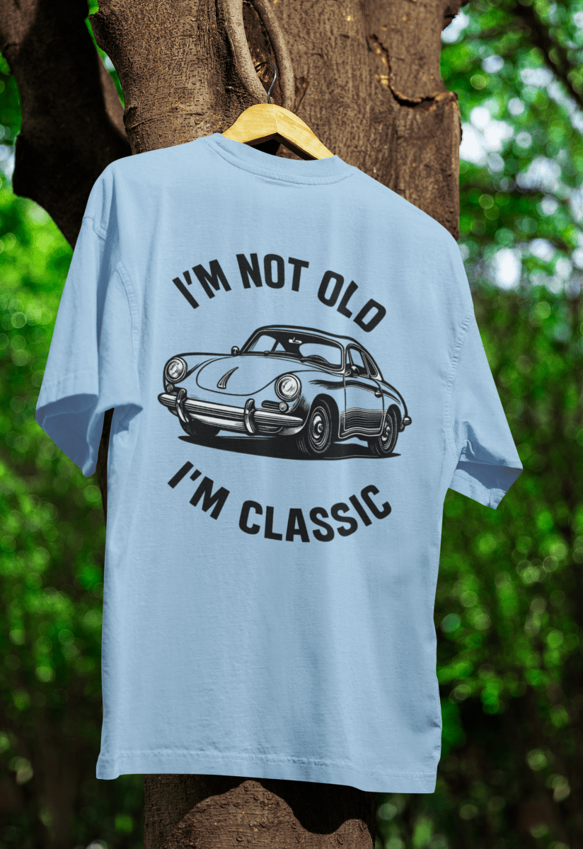 Hellblaues T-Shirt mit Vintage-Design zeigt einen klassischen Porsche und dem Spruch I'm Not Old, I'm Classic von True Insights.