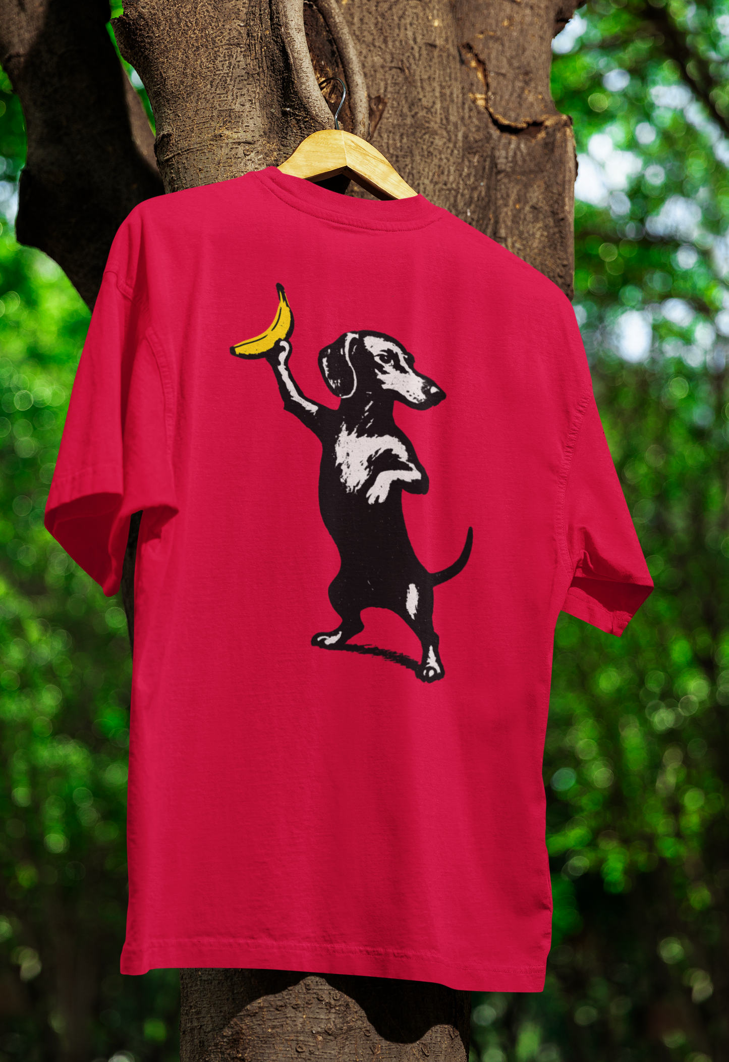 Dackel mit Banane – Satirisches Street-Art T-Shirt