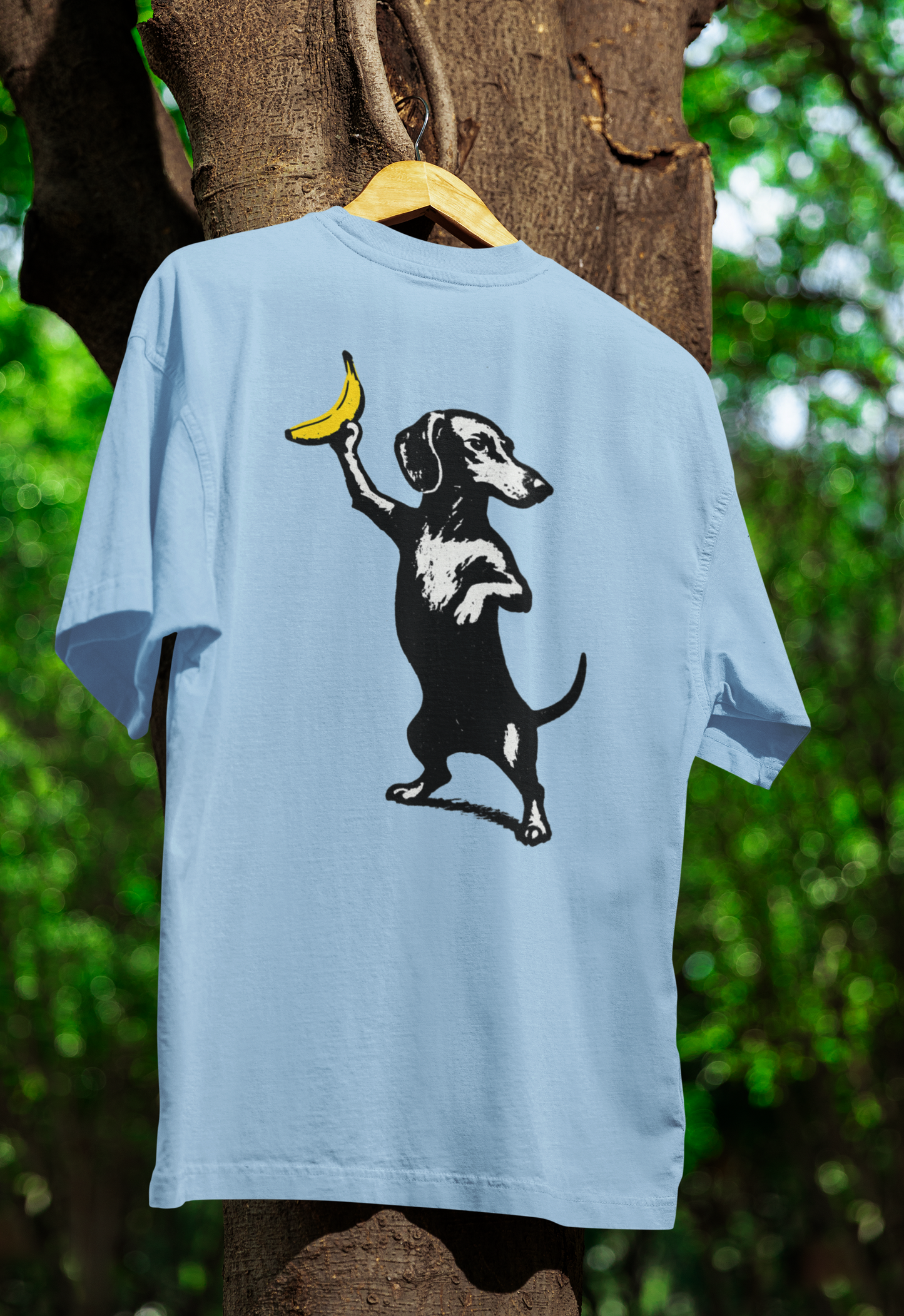 Dackel mit Banane – Satirisches Street-Art T-Shirt