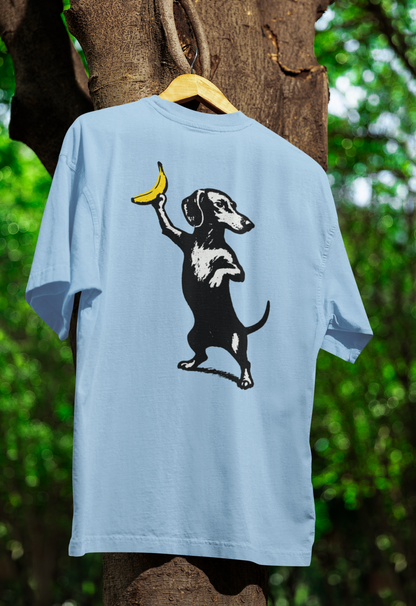 Dackel mit Banane – Satirisches Street-Art T-Shirt