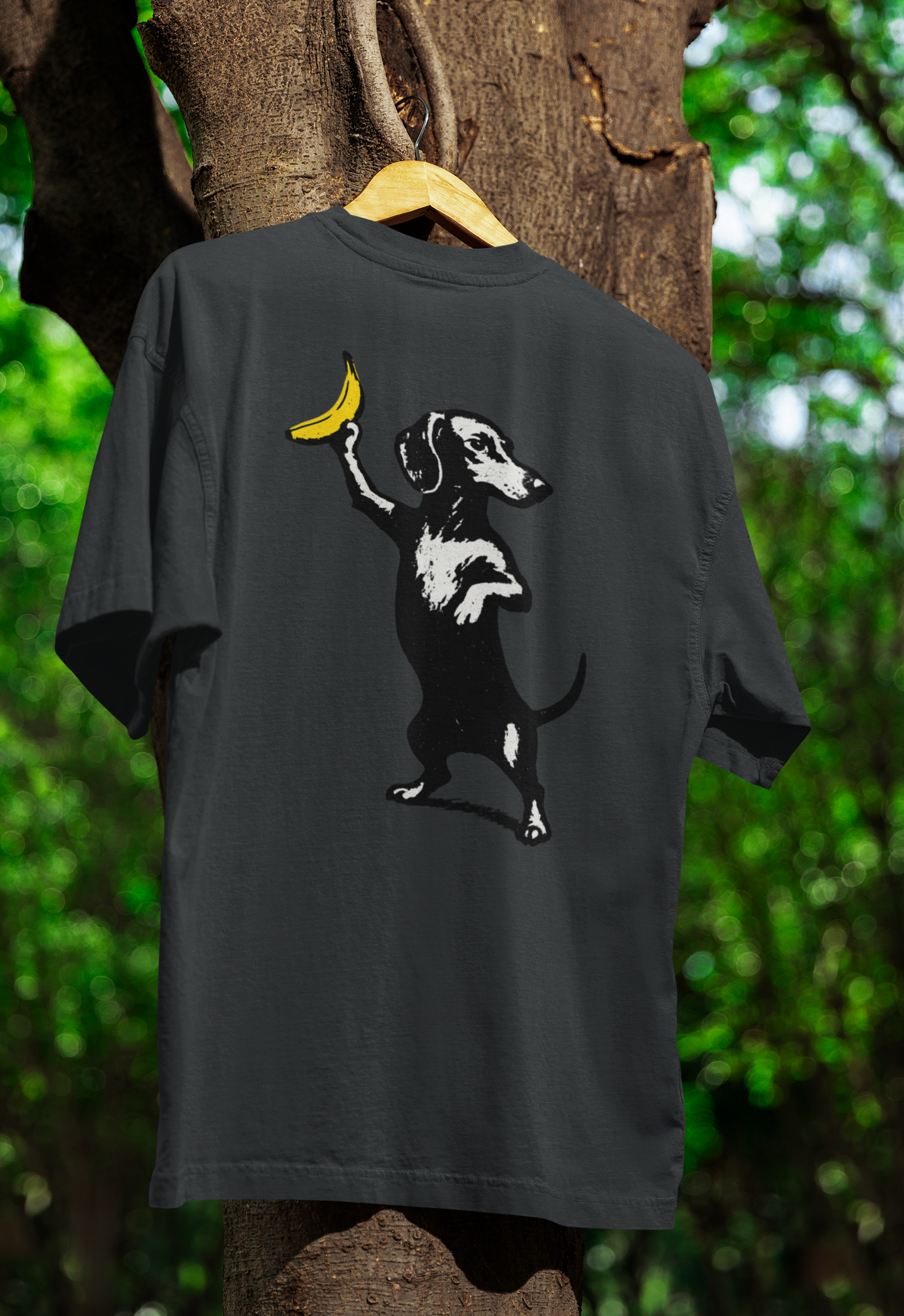 Dackel mit Banane – Satirisches Street-Art T-Shirt