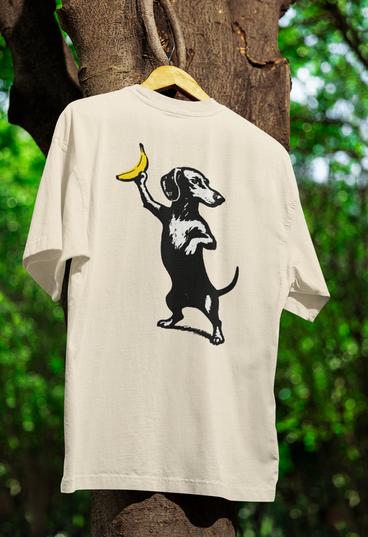 Dackel mit Banane – Satirisches Street-Art T-Shirt