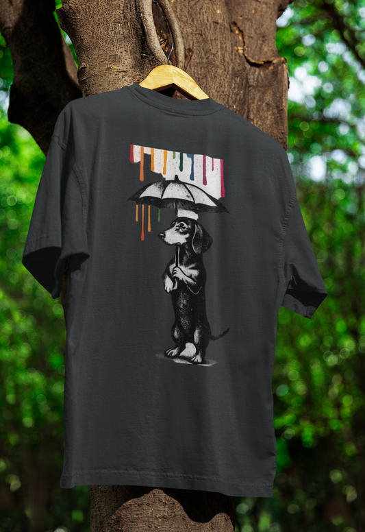 Dackel „Color Rain“ – Urban Street-Art T-Shirt mit buntem Farbregen