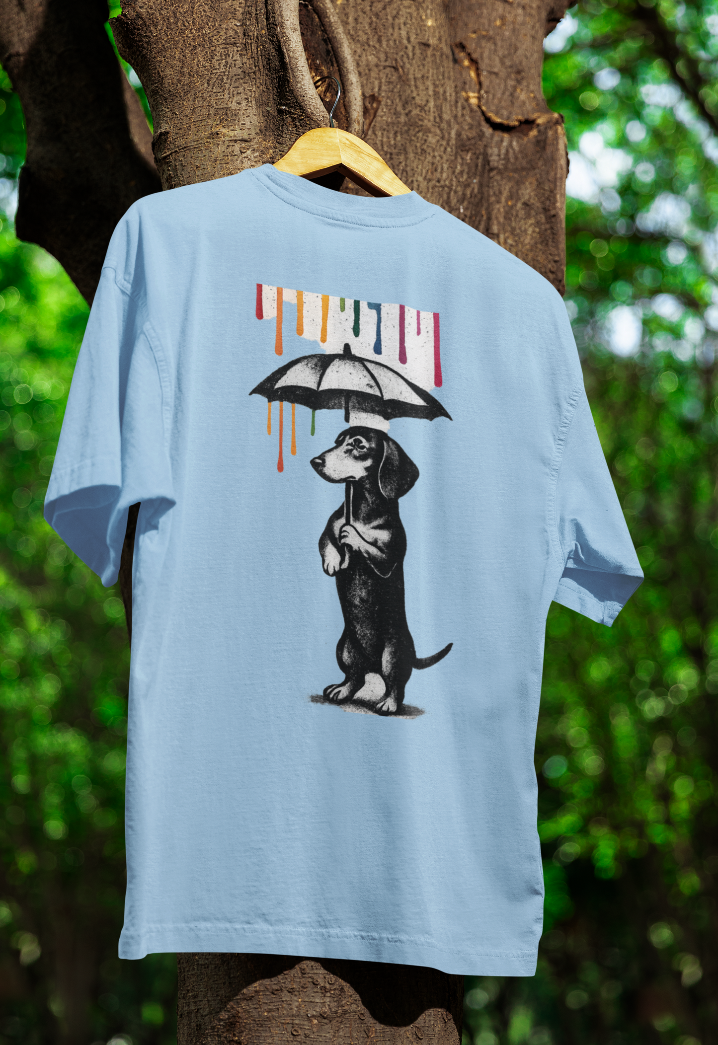 Dackel „Color Rain“ – Urban Street-Art T-Shirt mit buntem Farbregen