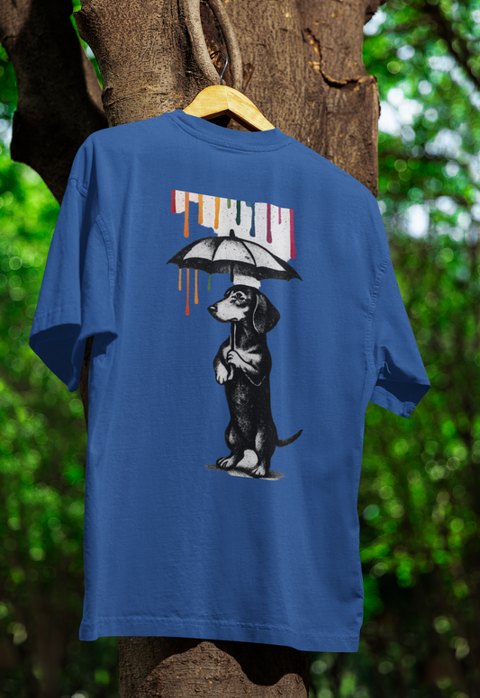 Dackel „Color Rain“ T-Shirt | Urban Street-Art Hund mit Regenschirm | Buntes Kunst-Statement für Mode & Humor