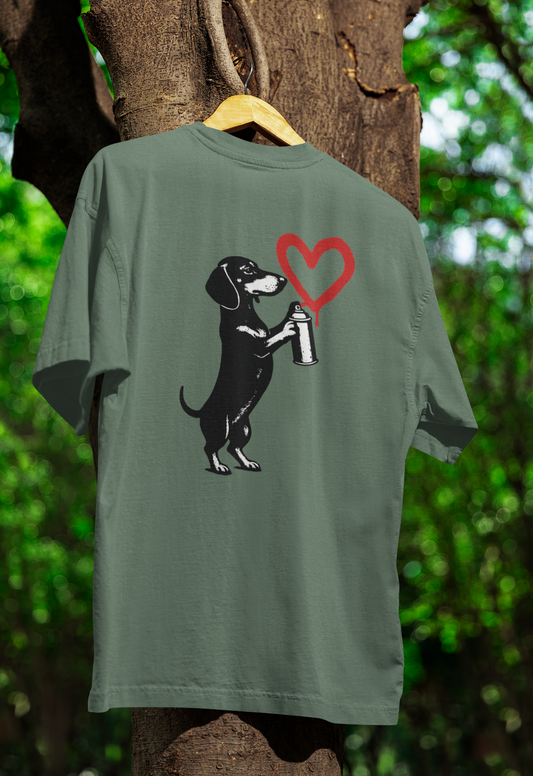 Dackel „Love Graffiti“ – Urban Street-Art T-Shirt voller Herz & Humor
