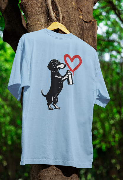 Dackel „Love Graffiti“ – Urban Street-Art T-Shirt voller Herz & Humor