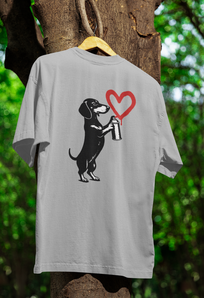 Dackel „Love Graffiti“ – Urban Street-Art T-Shirt voller Herz & Humor
