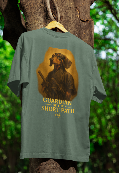 Dackel „Guardian of the Short Path“ – Street-Art Fantasy T-Shirt