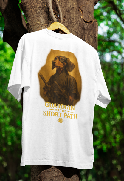 Dackel „Guardian of the Short Path“ – Street-Art Fantasy T-Shirt