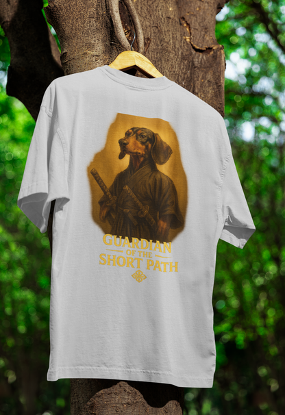 Dackel „Guardian of the Short Path“ – Street-Art Fantasy T-Shirt