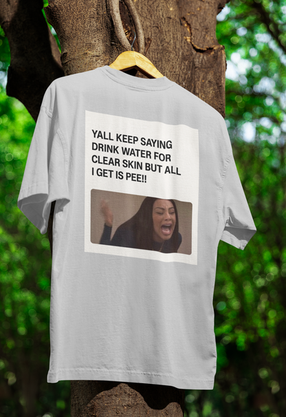 Drink Water Pee T-Shirt – Satirisches Meme-Shirt für Humor mit Biss