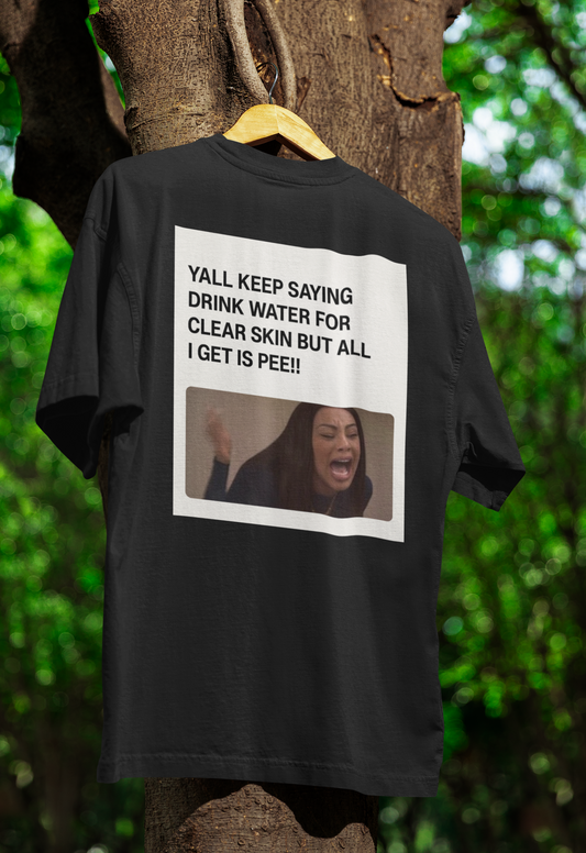 Drink Water Pee T-Shirt – Satirisches Meme-Shirt für Humor mit Biss