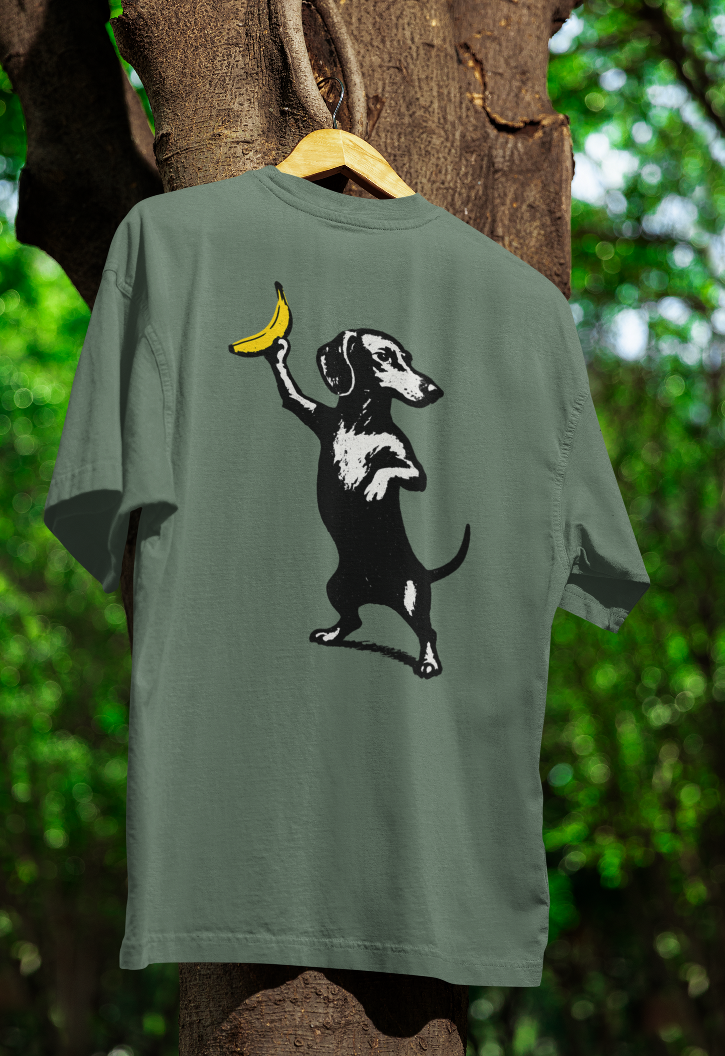Dackel mit Banane – Satirisches Street-Art T-Shirt