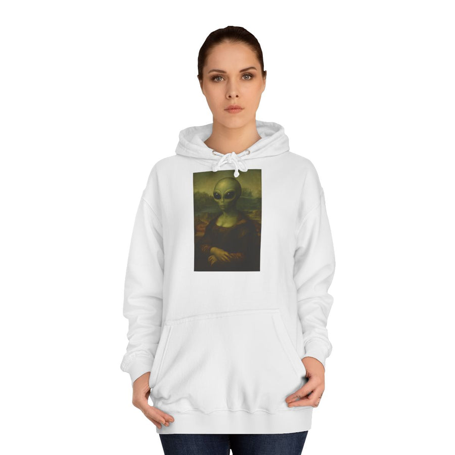 Kunst Hoodie „Mona Alien“ – Kunstparodie mit Außerirdischer – Arctic White – von Frau getragen