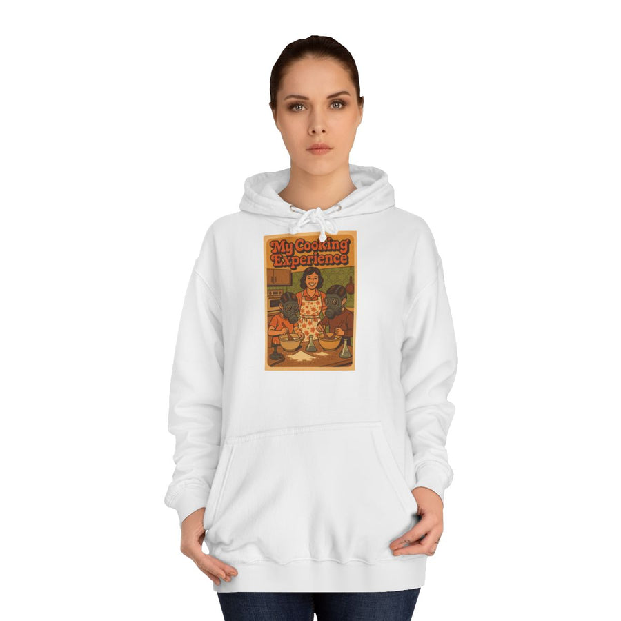 Retro Hoodie „My First Cooking Experience“ – Chaos in der Küche im Retro-Stil – Arctic White – von Frau getragen