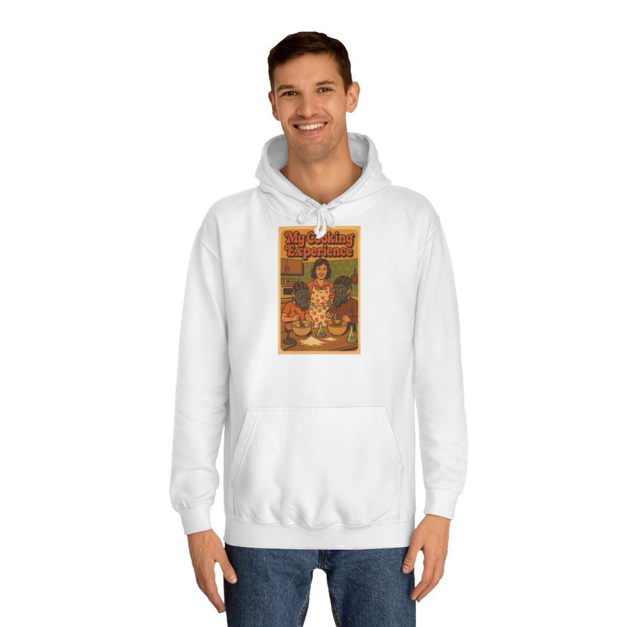 Retro Hoodie „My First Cooking Experience“ – Chaos in der Küche im Retro-Stil – Arctic White – von Mann getragen