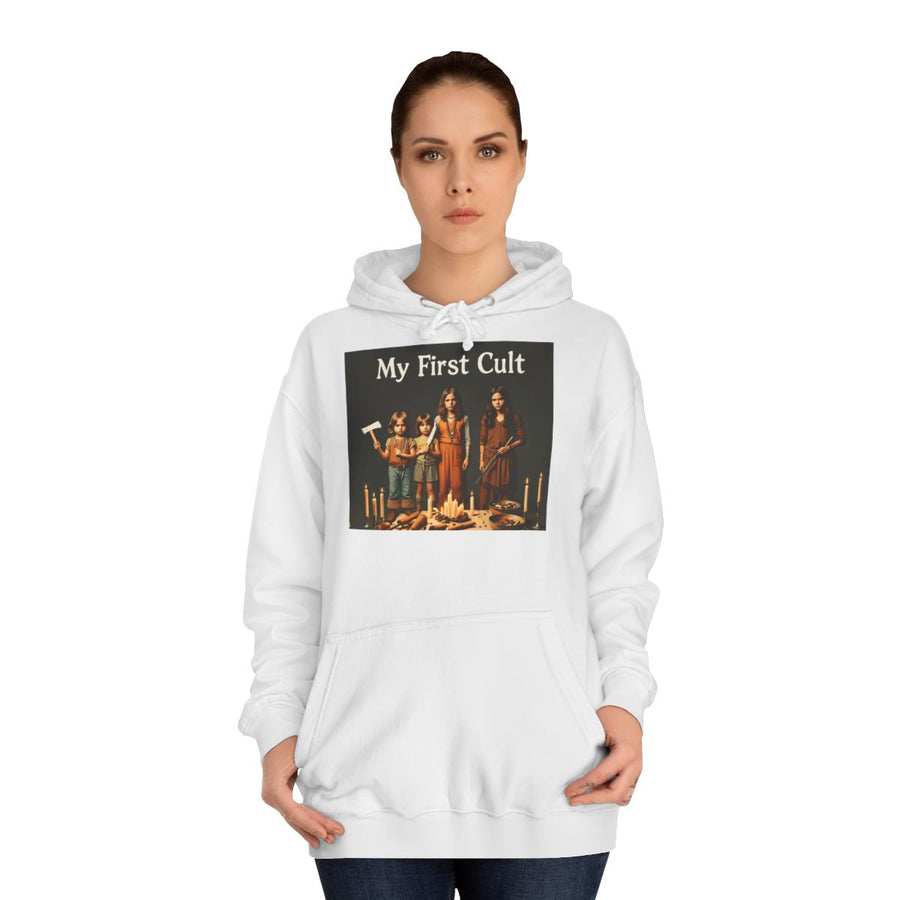 Hoodie „My First Cult“ – Schräges Retro-Foto-Motiv – Arctic White – von Frau getragen