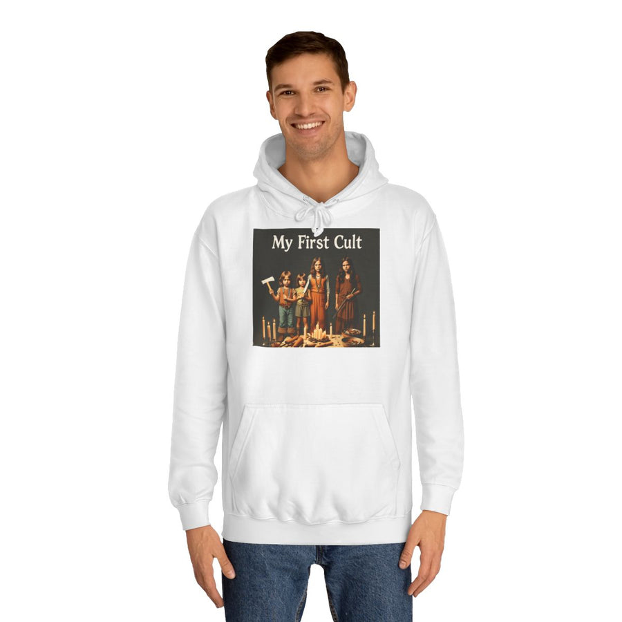 Hoodie „My First Cult“ – Schräges Retro-Foto-Motiv – Arctic White – von Mann getragen