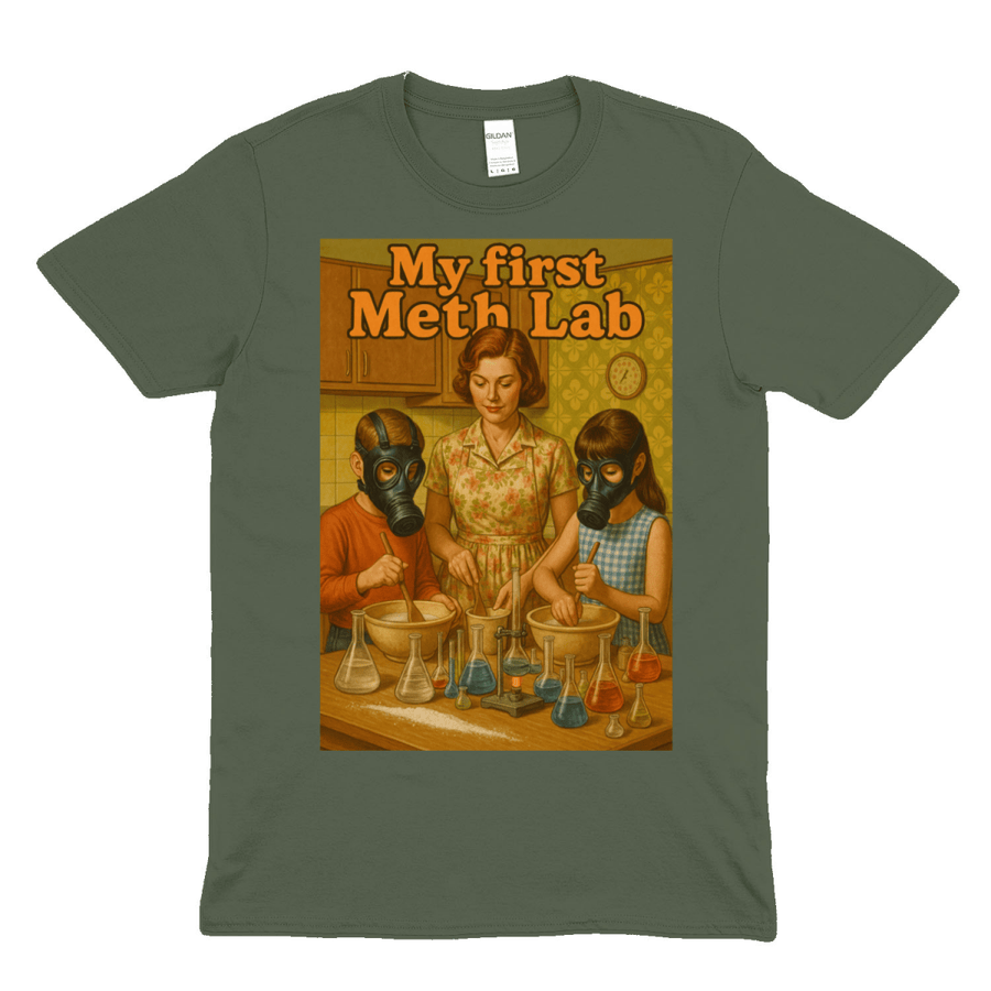 Khaki T-Shirt mit Schriftzug My-First-Meth-Lab im Retro-Horror-Meme-Stil fuer Gesellschaftskritiker.