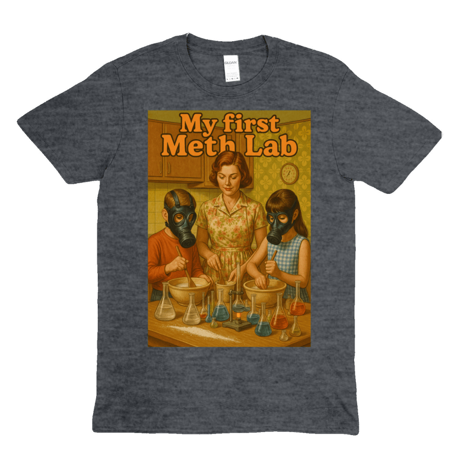 Anthrazites T-Shirt mit Schriftzug My-First-Meth-Lab im Retro-Poster-Stil mit Vintage-Housewife-Ästhetik für Satiriker.