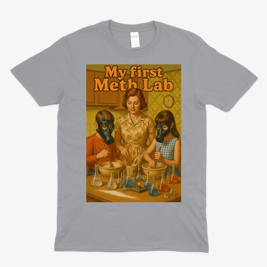 Graues T-Shirt mit Schriftzug My-First-Meth-Lab im Retro-Horror-Stil als Vintage-Satire fuer Erwachsene.