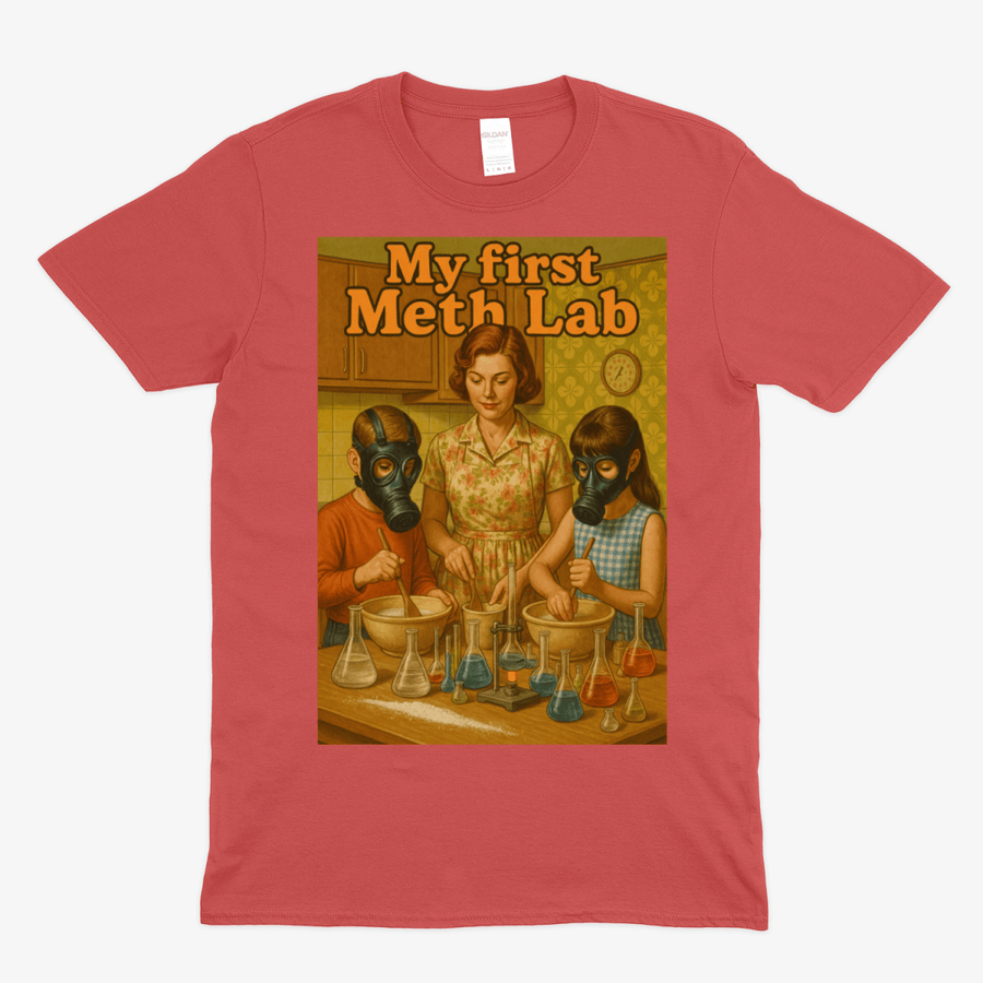 Rotes T-Shirt mit Schriftzug My-First-Meth-Lab im Retro-Poster-Stil mit 1950er-Jahren-Ästhetik und Protestkunst-Satire für Erwachsene.