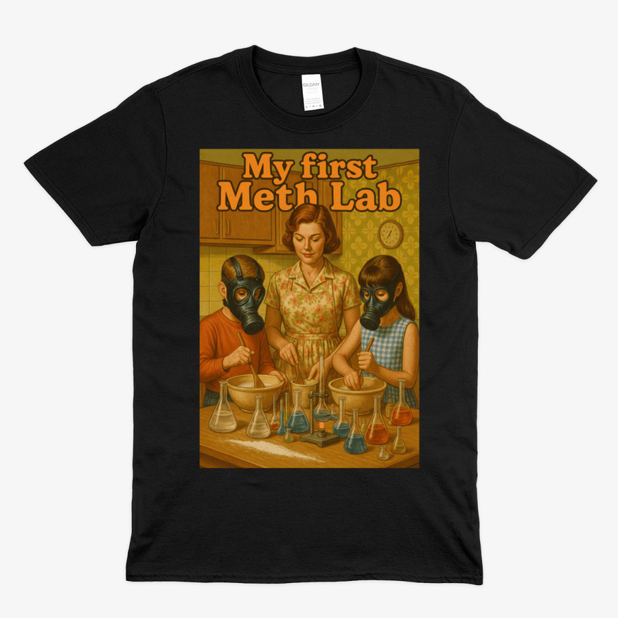 Schwarzes T-Shirt mit Schriftzug My-first-Meth-Lab im Retro-Poster-Stil der 1950er Jahre als Satire auf Erziehung und Doppelmoral.