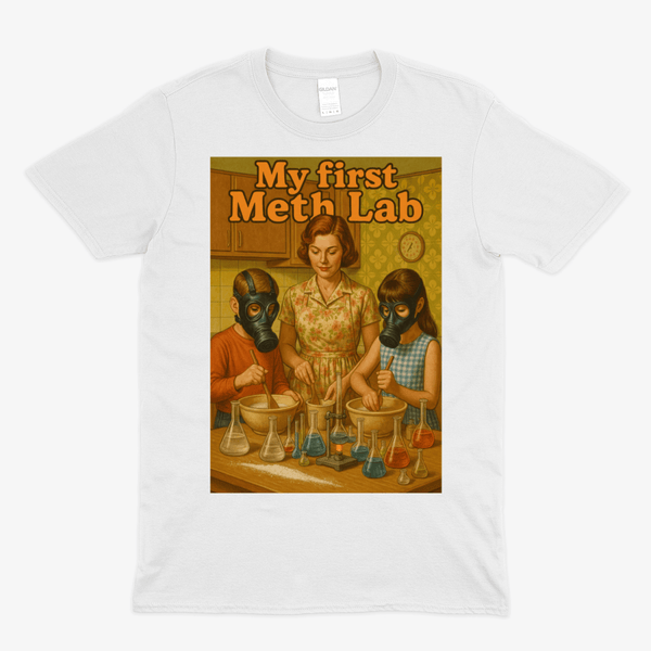 Weisses T-Shirt mit Motiv My-First-Meth-Lab im Retro-Poster-Stil mit Vintage-50er-Familienszene und Gasmaskenkinder fuer Gesellschaftskritiker.