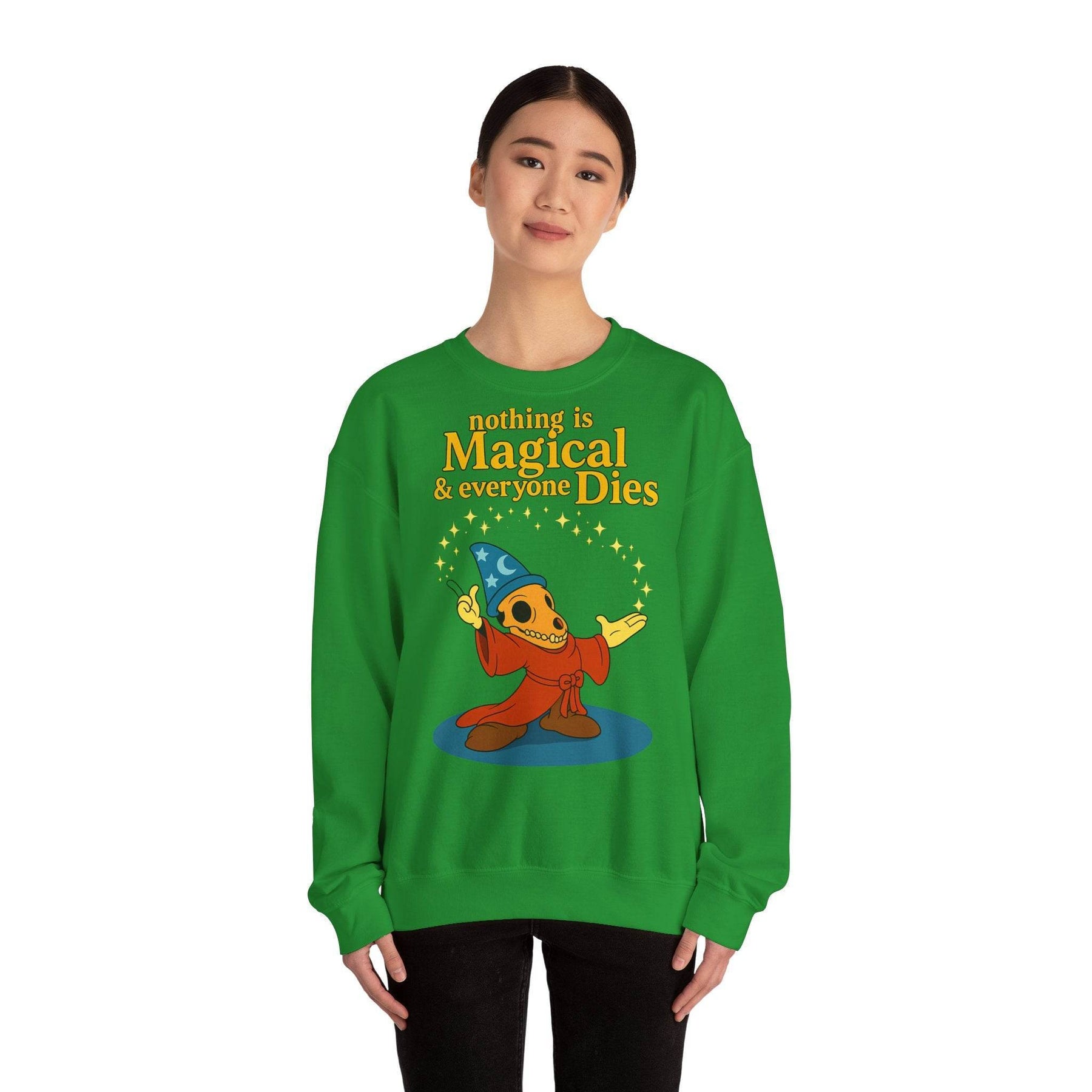 Das aschgraue Sweatshirt zeigt frontal ein sarkastisches Skelett im Zaubergewand mit Schriftzug von True Insights.