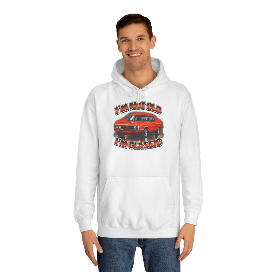Hoodie mit Opel-Manta-Motiv – „I'm Not Old I'm Classic“ – Arctic White – von Mann getragen