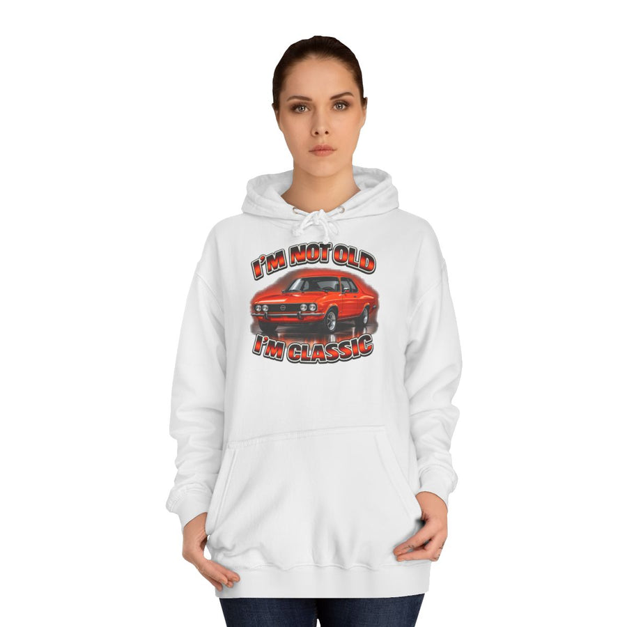 Hoodie mit Opel-Manta-Motiv – „I'm Not Old I'm Classic“ – Arctic White – von Frau getragen