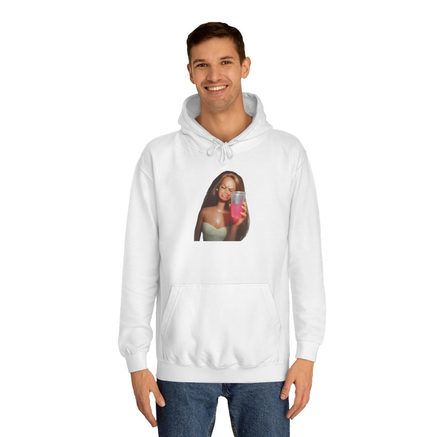 Statement Hoodie „Party Doll“ – Der Partypulli mit Augenzwinkern – Arctic White – von Mann getragen