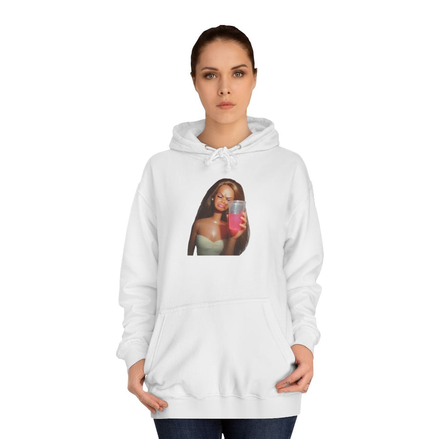 Statement Hoodie „Party Doll“ – Der Partypulli mit Augenzwinkern – Arctic White – von Frau getragen