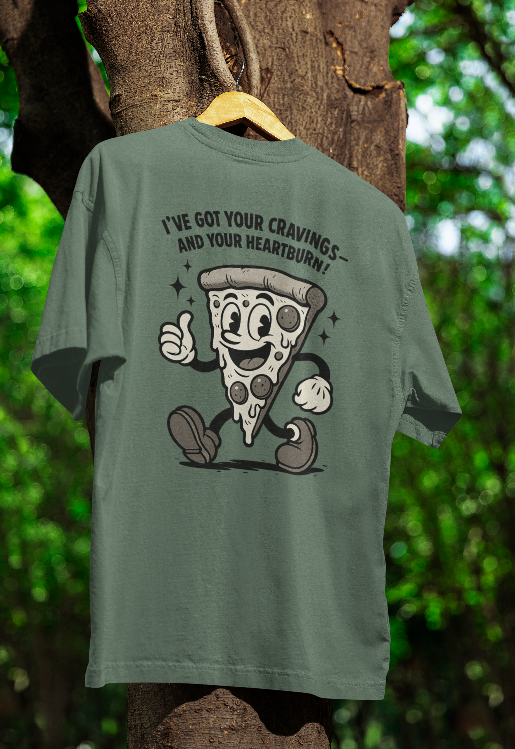 „Pizza Satire T-Shirt – Lustiges Retro Cartoon Shirt mit Spruch ‚Cravings & Heartburn‘-T-Shirt-True Insights