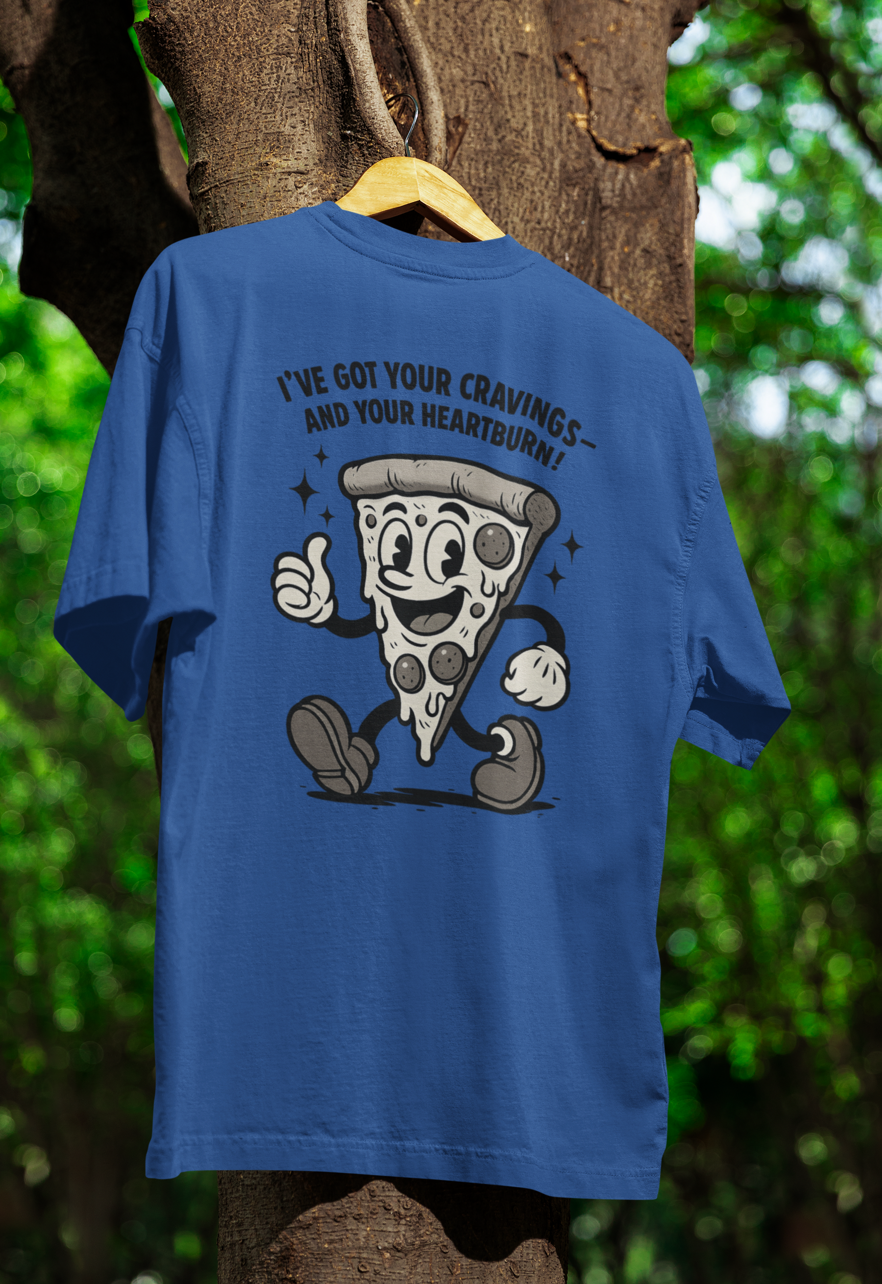 „Pizza Satire T-Shirt – Lustiges Retro Cartoon Shirt mit Spruch ‚Cravings & Heartburn‘-T-Shirt-True Insights