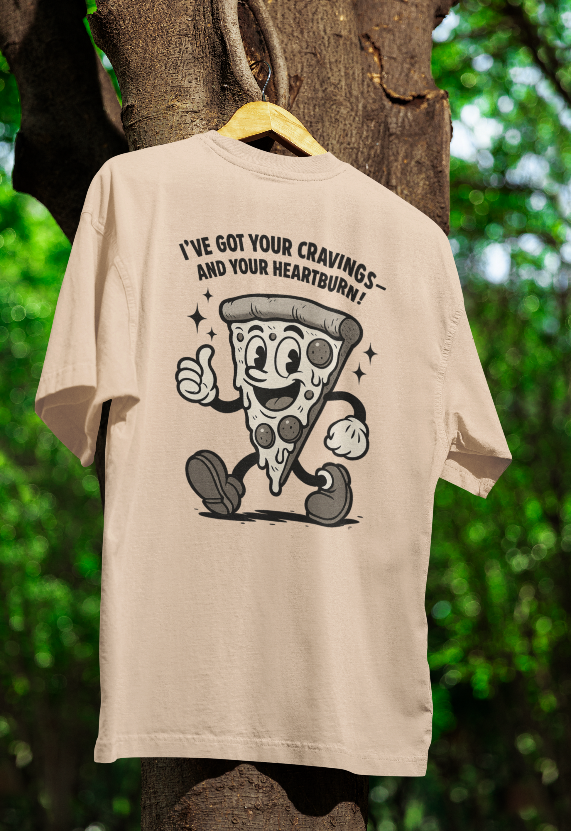 „Pizza Satire T-Shirt – Lustiges Retro Cartoon Shirt mit Spruch ‚Cravings & Heartburn‘-T-Shirt-True Insights