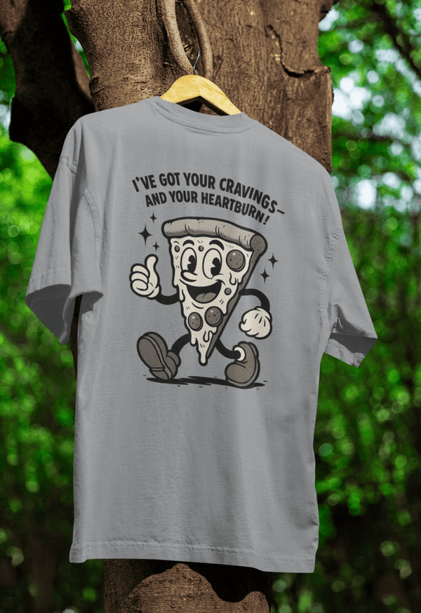 Hellblaues T-Shirt mit Pizza-Cartoon und Schriftzug Ich-habe-deine-Gelüste-und-dein-Sodbrennen im Vintage-Cartoon-Stil für Foodie-Humor-Fans.