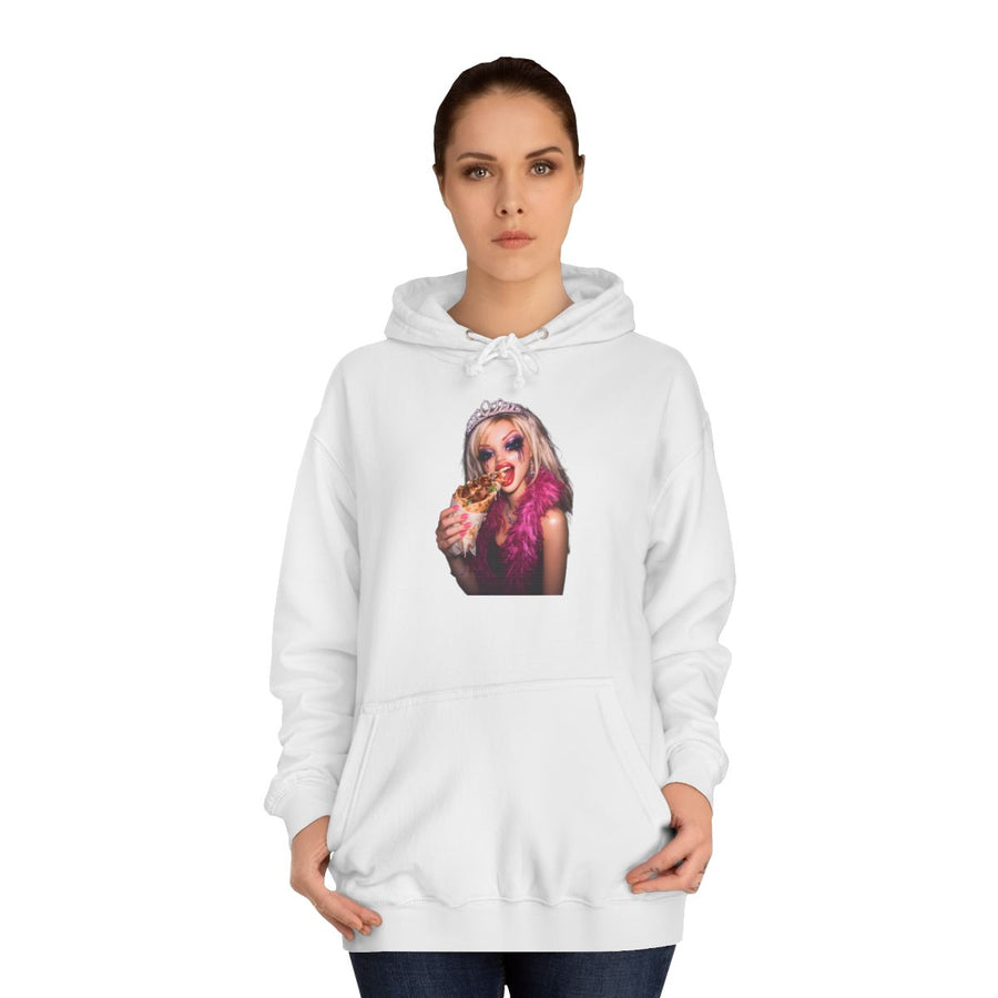 Statement Hoodie „Princess Punk“ – Glam, Krone und Döner – Arctic White – von Frau getragen