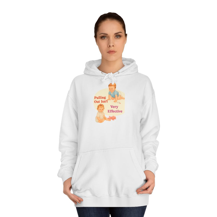 Retro Hoodie „Pulling Out Isn't Very Effective“ – Schwarzer Humor für Eltern – Arctic White – von Frau getragen