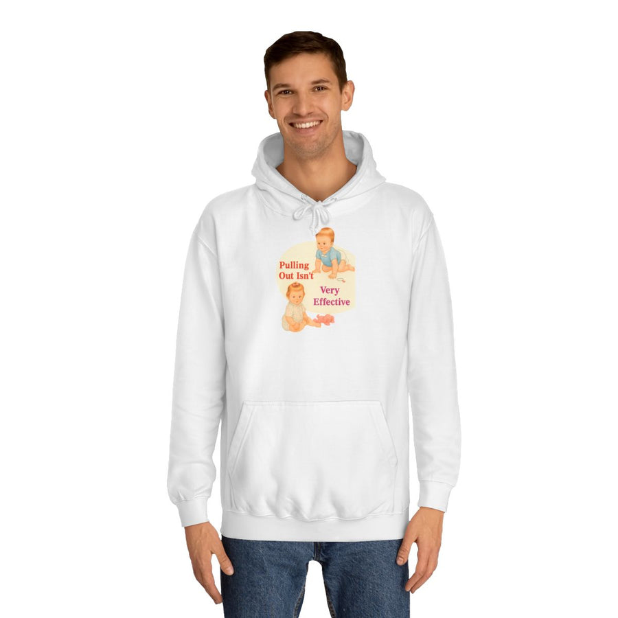 Retro Hoodie „Pulling Out Isn't Very Effective“ – Schwarzer Humor für Eltern – Arctic White – von Mann getragen