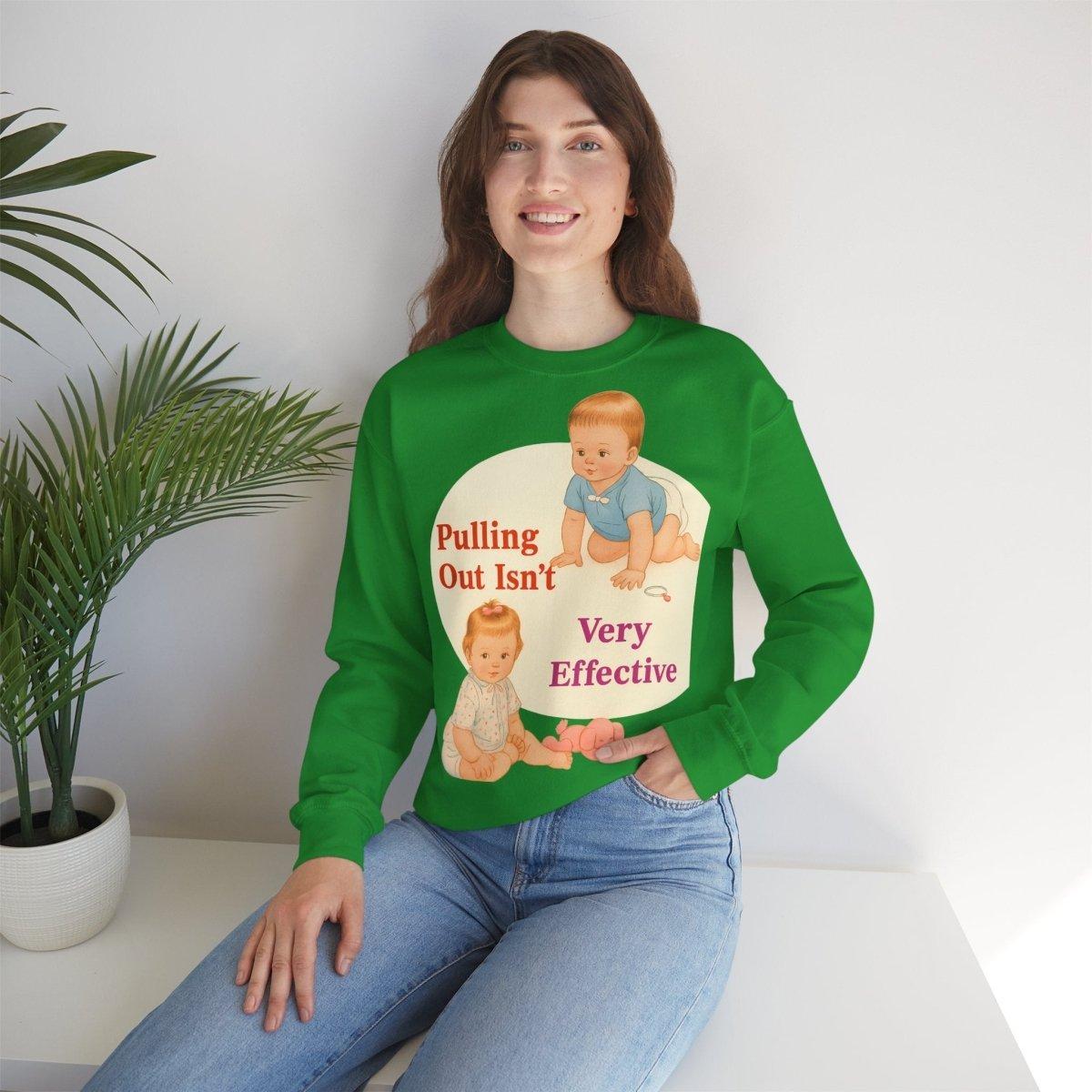 Sweatshirt – Pulling Out Isn’t Very Effective – Satirisches Statement-Sweatshirt | True Insights Design mit Humor