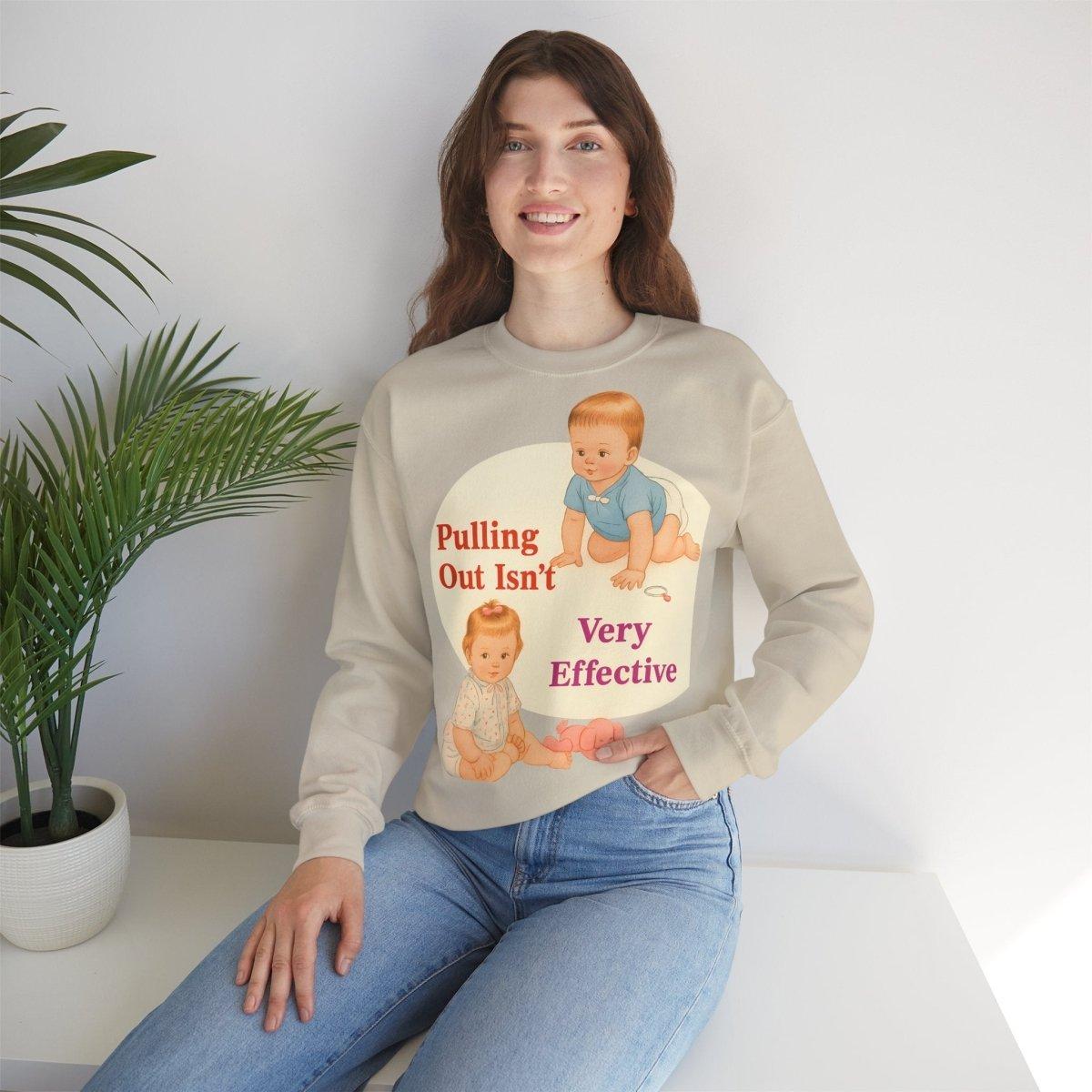 Sweatshirt – Pulling Out Isn’t Very Effective – Satirisches Statement-Sweatshirt | True Insights Design mit Humor